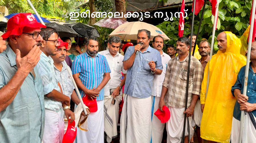 പിഎം ശ്രീ പദ്ധതിക്കെതിരെ സിപിഐ യുടെ നേതൃത്തില്‍ ഇരിങ്ങാലക്കുട വില്ലേജ് ഓഫീസിലേക്ക് നടത്തിയ പ്രതിഷേധ മാര്‍ച്ച് സിപിഐ ജില്ലാ എക്‌സിക്യൂട്ടീവ് അംഗം പി. മണി ഉദ്ഘാടനം ചെയ്യുന്നു.