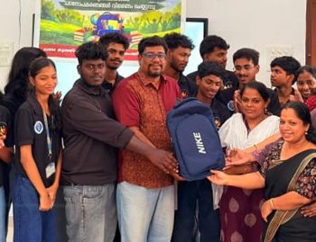 ഇരിങ്ങാലക്കുട ക്രൈസ്റ്റ് കോളജിലെ തവനിഷിന്റെ തണല്‍ പദ്ധതിയുടെ ഭാഗമായി വിദ്യാര്‍ഥികള്‍ക്കായി നല്‍കിയ പഠനോപകരണങ്ങള്‍ ജിടിഎസ് രണ്ടുകൈ സ്‌കൂള്‍ സീനിയര്‍ അധ്യാപിക ജോഫിയ, പിടിഎ പ്രസിഡന്റ് ഹണി റിന്‍സണ്‍ എന്നിവര്‍ തവനിഷ് സ്റ്റാഫ് കോര്‍ഡിനേറ്റര്‍ ഡോ. മുവിഷ് മുരളിയില്‍ നിന്ന് ഏറ്ുവാങ്ങുന്നു.