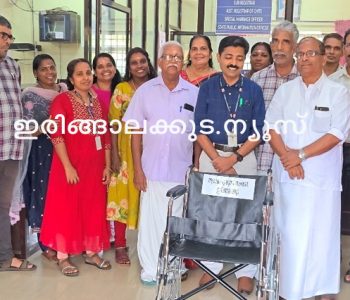 ഇരിങ്ങാലക്കുട ആധാരം എഴുത്ത് സംഘടനയുടെ നേതൃത്വത്തില്‍ ഇരിങ്ങാലക്കുട സബ് രജിസ്ട്രാര്‍ ഓഫീസിലേക്ക് വീല്‍ ചെയര്‍ നല്‍കുന്നു.