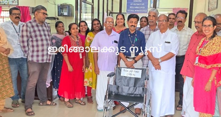 ഇരിങ്ങാലക്കുട ആധാരം എഴുത്ത് സംഘടനയുടെ നേതൃത്വത്തില്‍ ഇരിങ്ങാലക്കുട സബ് രജിസ്ട്രാര്‍ ഓഫീസിലേക്ക് വീല്‍ ചെയര്‍ നല്‍കുന്നു.