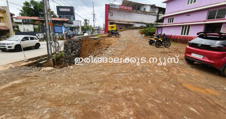 സഞ്ചാരയോഗ്യമാക്കിയ ഇരിങ്ങാലക്കുട ജനറല്‍ ആശുപത്രി അത്യാഹിതവിഭാഗത്തിലേക്കുള്ള പ്രവേശനപാത