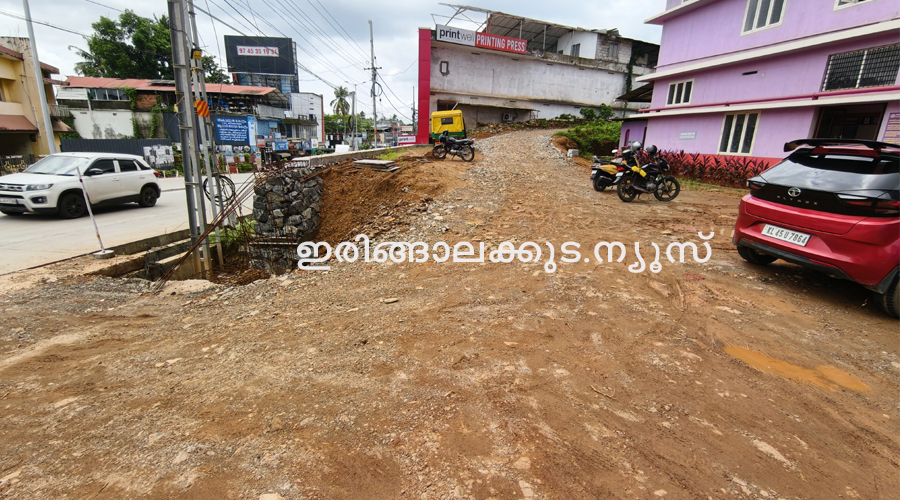 സഞ്ചാരയോഗ്യമാക്കിയ ഇരിങ്ങാലക്കുട ജനറല്‍ ആശുപത്രി അത്യാഹിതവിഭാഗത്തിലേക്കുള്ള പ്രവേശനപാത