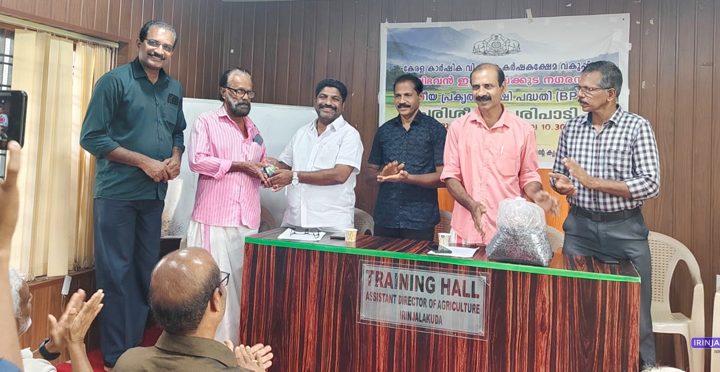 കൃഷിഭവന്‍ ഇരിങ്ങാലക്കുട നഗരസഭ ഭാരതീയ പ്രകൃതി കൃഷി പദ്ധതിയുടെ ഭാഗമായി സംഘടിപ്പിച്ച പരിശീലന പരിപാടി നഗരസഭ വികസനകാര്യ സ്റ്റാന്‍ഡിംഗ് കമ്മിറ്റി ചെയര്‍മാന്‍ അഡ്വ. വി.സി. വര്‍ഗീസ് ഉദ്ഘാടനം ചെയ്യുന്നു.