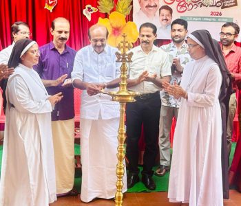 ഇരിങ്ങാലക്കുട നിയോജകമണ്ഡലം തല സ്‌കൂള്‍ പ്രവേശനോത്സവം ലിറ്റില്‍ ഫ്‌ലവര്‍ സ്‌കൂളില്‍ അഡ്വ. തോമസ് ഉണ്ണിയാടന്‍ എംഎല്‍എ ഉദ്ഘാടനം ചെയ്യുന്നു. നഗരസഭാ കൗണ്‍സിലര്‍ പി.വി. ശിവകുമാര്‍, പ്രിന്‍സിപ്പല്‍ സിസ്റ്റര്‍ സുദീപ, സിസ്റ്റര്‍ ലിനറ്റ്, പിടിഎ പ്രസിഡന്റ് ജെയ്ഫിന്‍ ഫ്രാന്‍സിസ്, തോംസണ്‍ ചിരിയങ്കണ്ടത്ത് എന്നിവര്‍ സമീപം.