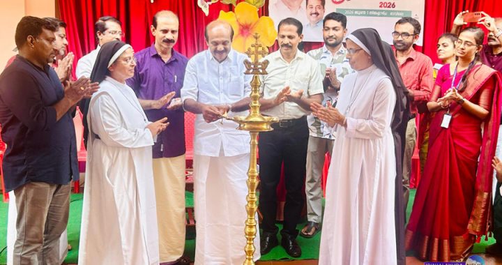 ഇരിങ്ങാലക്കുട നിയോജകമണ്ഡലം തല സ്‌കൂള്‍ പ്രവേശനോത്സവം ലിറ്റില്‍ ഫ്‌ലവര്‍ സ്‌കൂളില്‍ അഡ്വ. തോമസ് ഉണ്ണിയാടന്‍ എംഎല്‍എ ഉദ്ഘാടനം ചെയ്യുന്നു. നഗരസഭാ കൗണ്‍സിലര്‍ പി.വി. ശിവകുമാര്‍, പ്രിന്‍സിപ്പല്‍ സിസ്റ്റര്‍ സുദീപ, സിസ്റ്റര്‍ ലിനറ്റ്, പിടിഎ പ്രസിഡന്റ് ജെയ്ഫിന്‍ ഫ്രാന്‍സിസ്, തോംസണ്‍ ചിരിയങ്കണ്ടത്ത് എന്നിവര്‍ സമീപം.