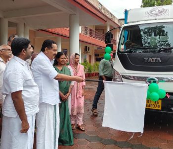 കേരള ഖര മാലിന്യ പരിപാലന പദ്ധതി (കൈസ്ഡബ്ല്യൂഎംപി) പ്രകാരം അജൈവ മാലിന്യ ശേഖരണത്തിനായി  ഇരിങ്ങാലക്കുട നഗരസഭയിലേക്ക് വാങ്ങിയ വാഹനത്തിന്റെ ഫ്‌ളാഗ് ഓഫ് നഗരസഭാ ചെയര്‍മാന്‍ എം.പി. ജാക്‌സണ്‍ നിര്‍വഹിക്കുന്നു.