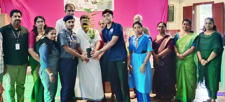 ഇരിങ്ങാലക്കുട എസ്എന്‍ ഹയര്‍ സെക്കന്‍ഡറി സ്‌കൂളില്‍ ഇരിങ്ങാലക്കുട നഗരസഭ വിദ്യാഭ്യാസ സ്റ്റാന്‍ഡിംഗ് കമ്മിറ്റി ചെയര്‍മാന്‍ പ്രവീണ്‍സ് ഞാറ്റുവെട്ടി വിദ്യാര്‍ഥികള്‍ക്ക് ഫലവൃക്ഷത്തൈ നല്‍കിക്കൊണ്ട് ലോക പരിസ്ഥിതി ദിനം ഉദ്ഘാടനം ചെയ്യുന്നു.