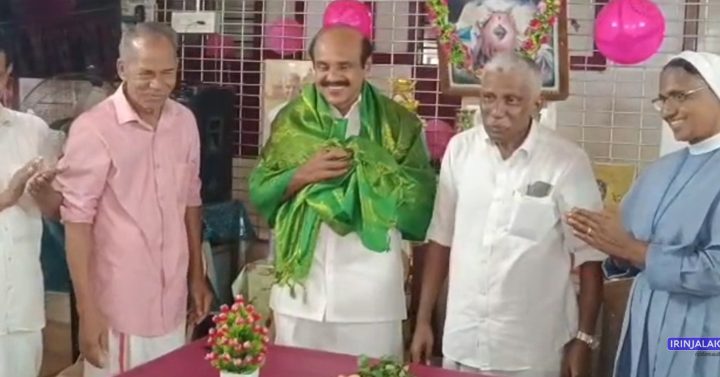 ഇന്ത്യന്‍ യൂണിയന്‍ മുസ്ലിം ലീഗിന്റെ ആഭിമുഖ്യത്തില്‍ ഇരിങ്ങാലക്കുട ശാന്തിസദനത്തില്‍ സംഘടിപ്പിച്ച സ്നേഹസംഗമത്തില്‍ അഡ്വ. തോമസ് ഉണ്ണിയാടന്‍ എംഎല്‍എയെ പൊന്നാടയണിച്ച് ആദരിക്കുന്നു.