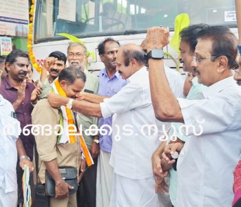 സംസ്ഥാന സര്‍ക്കാരിന്റെ ഇന്ദിരാ പ്രിയദര്‍ശിനി (ഇന്ദിരാഗാരണ്ടി) കെഎസ്ആര്‍ടിസി സ്ത്രീ സൗജന്യ യാത്രയ്ക്കു ഇരിങ്ങാലക്കുട ഐഎന്‍ടിയുസിയുടെ നേതൃത്വത്തില്‍ ഇരിങ്ങാലക്കുട പ്രൈവറ്റ് ബസ് സ്റ്റാന്‍ഡില്‍ സ്വീകരണം നല്കുന്നു.