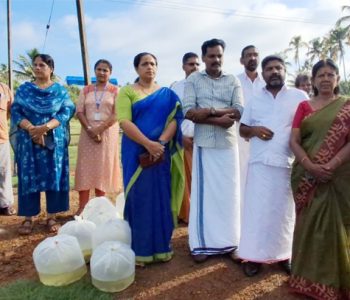 കേരള സര്‍ക്കാര്‍ ഫിഷറീസ് വകുപ്പ് ജനകീയ മത്സ്യകൃഷി ഒരു നെല്ലും ഒരു മീനും പദ്ധതിയുടെ ഭാഗമായി ഇരിങ്ങാലക്കുട നഗരസഭയിലെ വിവിധ പാടശേഖരങ്ങളില്‍ നടത്തിയ മത്സ്യക്കുഞ്ഞുങ്ങളുടെ നിക്ഷേപ പരിപാടി നഗരസഭ വൈസ് ചെയര്‍പേഴ്‌സണ്‍ ചിന്ത ധര്‍മരാജന്‍ ഉദ്ഘാടനം ചെയ്യുന്നു.