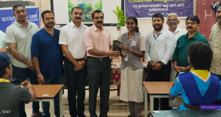 ലോക പരിസ്ഥിതി ദിനത്തോടനുബന്ധിച്ച് ജെസിഐ ഇരിങ്ങാലക്കുടയുടെ നേതൃത്വത്തില്‍ ഇരിങ്ങാലക്കുട ഗവണ്‍മെന്റ് മോഡല്‍ ബോയ്‌സ് എച്ച്എസ്എസ് ഇല്‍ ജെസിഐ ഇരിങ്ങാലക്കുട പ്രസിഡന്റ് ഷൈജോ ജോസ് വിദ്യാര്‍ഥികള്‍ക്ക് വൃക്ഷ തൈകള്‍ വിതരണം ചെയ്യുന്നു.