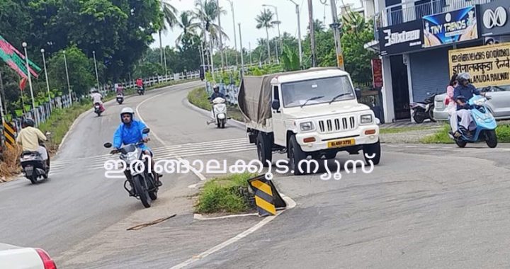 ല്ലേറ്റുംകര പോസ്റ്റോഫീസ് ജംഗ്ഷനില്‍ റയില്‍വേ മേല്‍പ്പാലം ആരംഭിക്കുന്നിടത്ത് തകര്‍ന്നുകിടക്കുന്ന ഡിവൈഡര്‍.