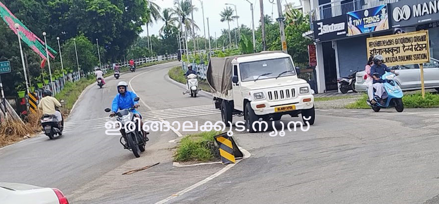 ല്ലേറ്റുംകര പോസ്റ്റോഫീസ് ജംഗ്ഷനില്‍ റയില്‍വേ മേല്‍പ്പാലം ആരംഭിക്കുന്നിടത്ത് തകര്‍ന്നുകിടക്കുന്ന ഡിവൈഡര്‍.