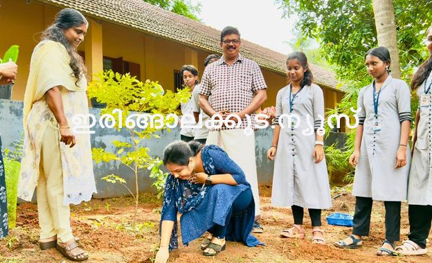ഓണത്തിന് ഒരു കൂട പൂവ് പദ്ധതിയുടെ ഭാഗമായി കാറളം വിഎച്ച്എസ്ഇ അഗ്രികള്‍ച്ചര്‍ വിഭാഗവും എന്‍എസ്എസ് യൂണിറ്റും സംയുക്തമായി നടപ്പാക്കുന്ന പൂകൃഷി പദ്ധതിയുടെ ഉദ്ഘാടനം സ്‌കൂള്‍ പ്രിന്‍സിപ്പല്‍ ജെ.എസ്. വീണ നിര്‍വഹിക്കുന്നു.