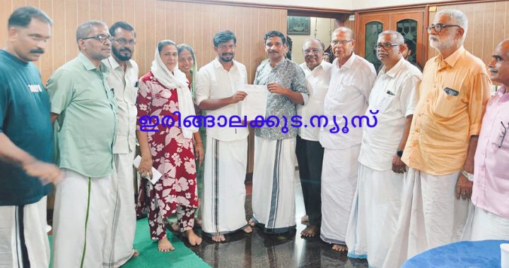 കരൂപ്പടന്ന പാലത്തിന്റെ ബലക്ഷയം സംബന്ധിച്ച് ബ്ലോക്ക് പഞ്ചായത്തംഗം അയൂബ് കരൂപ്പടന്നയുടെ നേതൃത്വത്തില്‍ മന്ത്രി ഒ.ജെ. ജനീഷിന് നിവേദനം നല്‍കുന്നു.