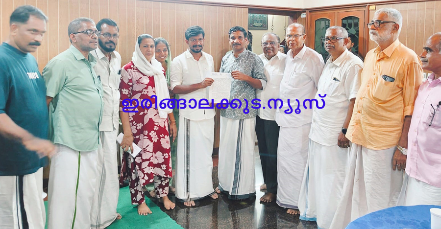 കരൂപ്പടന്ന പാലത്തിന്റെ ബലക്ഷയം സംബന്ധിച്ച് ബ്ലോക്ക് പഞ്ചായത്തംഗം അയൂബ് കരൂപ്പടന്നയുടെ നേതൃത്വത്തില്‍ മന്ത്രി ഒ.ജെ. ജനീഷിന് നിവേദനം നല്‍കുന്നു.