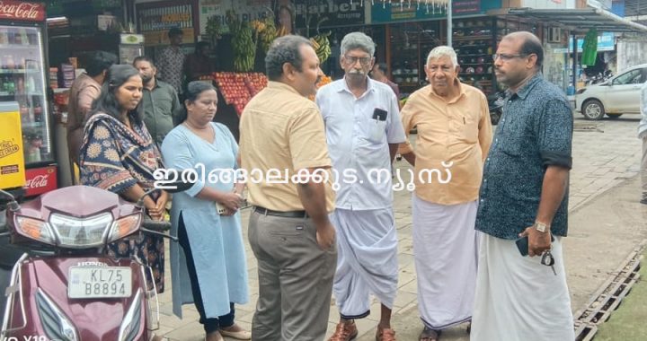 കാട്ടൂര്‍ പുത്തന്‍തോട് പൊതുമരാമത്ത് കിഫ്ബി റോഡിന്റെ ശോച്യാവസ്ഥ വിലയിരുത്താനെത്തിയ കിഫ്ബി ഉദ്യോഗസ്ഥര്‍ പഞ്ചായത്തംഗങ്ങളുമായി ചര്‍ച്ച നടത്തുന്നു.