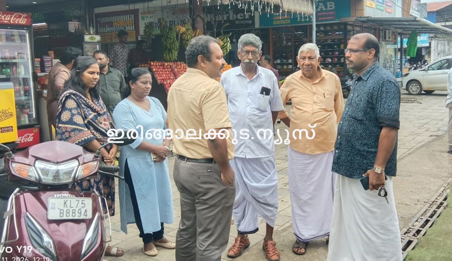കാട്ടൂര്‍ പുത്തന്‍തോട് പൊതുമരാമത്ത് കിഫ്ബി റോഡിന്റെ ശോച്യാവസ്ഥ വിലയിരുത്താനെത്തിയ കിഫ്ബി ഉദ്യോഗസ്ഥര്‍ പഞ്ചായത്തംഗങ്ങളുമായി ചര്‍ച്ച നടത്തുന്നു.