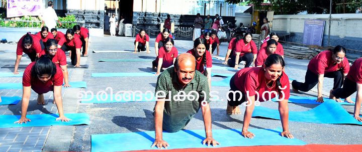 കൂടല്‍മാണിക്യം ക്ഷേത്രനടയില്‍ സ്വസ്തി പവര്‍ യോഗ സെന്ററിലെ യോഗ അധ്യാപിക ശരണ്യയുടെ നേതൃത്വത്തില്‍ സംഘടിപ്പിച്ച യോഗതരംഗ് എന്ന പരിപാടി അഡ്വ. തോമസ് ഉണ്ണിയാടന്‍ എംഎല്‍എ ഉദ്ഘാടനം ചെയ്യുന്നു.