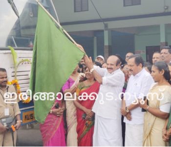 കെഎസ്ആര്‍ടിസി യുടെ പ്രിയദര്‍ശിനി സ്ത്രീ സൗജന്യ യാത്രയുടെ ഇരിങ്ങാലക്കുട നിയോജകമണ്ഡലംതല  ഉദ്ഘാടനം അഡ്വ. തോമസ് ഉണ്ണിയാടന്‍ എംഎല്‍എ നിര്‍വഹിക്കുന്നു.