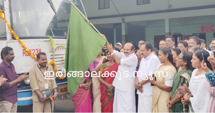 കെഎസ്ആര്‍ടിസി യുടെ പ്രിയദര്‍ശിനി സ്ത്രീ സൗജന്യ യാത്രയുടെ ഇരിങ്ങാലക്കുട നിയോജകമണ്ഡലംതല  ഉദ്ഘാടനം അഡ്വ. തോമസ് ഉണ്ണിയാടന്‍ എംഎല്‍എ നിര്‍വഹിക്കുന്നു.