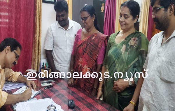 മഹിളാഐക്യവേദി തൃശൂര്‍ ജില്ലാ കമ്മിറ്റിയുടെ നേതൃത്വത്തില്‍ ലഹരിക്കെതിരെ ഇരിങ്ങാലക്കുടയിലെ വിവിധ സ്‌കൂളുകളില്‍ ഒപ്പ് ശേഖരണം നടത്തുന്നു.