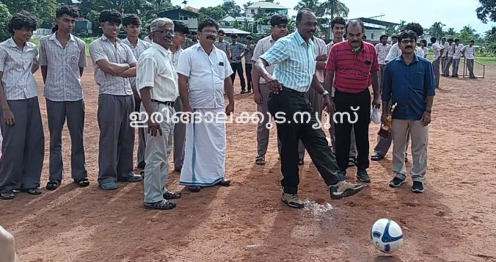 ഇരിങ്ങാലക്കുട ഗവ. മോഡല്‍ ബോയ്‌സ് ഹയര്‍സെക്കന്‍ഡറി സ്‌കൂളില്‍ നാഷണല്‍ സര്‍വീസ് സ്‌കീമിന്റെ ആഭിമുഖ്യത്തില്‍ ലോകകപ്പ് ഫുട്‌ബോളിനെ വരവേറ്റുകൊണ്ട് സംഘടിപ്പിച്ച ലഹരിക്കെതിരെ ഒരു മില്യണ്‍ തൂഫാന്‍ ഗോളുകള്‍ എന്ന പരിപാടി മുന്‍ സന്തോഷ് ട്രോഫി താരവും റിട്ടയേര്‍ഡ് ഡിവൈഎസ്പിയുമായ സി.പി. അശോകന്‍ ഉദ്ഘാടനം ചെയ്യുന്നു.