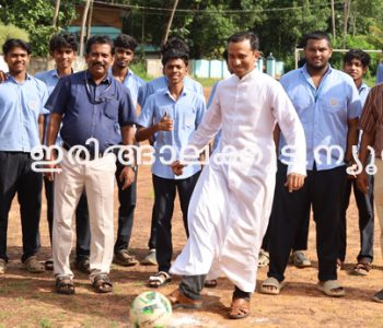 മൂര്‍ക്കനാട് സെന്റ് ആന്റണീസ് ഹയര്‍സെക്കന്‍ഡറി സ്‌കൂളില്‍ ഫുട്‌ബോള്‍ ലോകകപ്പിനെ വരവേറ്റുകൊണ്ട് സംഘടിപ്പിച്ച ഷൂട്ടൗട്ട് മത്സരം സ്‌കൂള്‍ മാനേജര്‍ ഫാ. സിന്റോ മാടവന ഉദ്ഘാടനം ചെയ്യുന്നു.