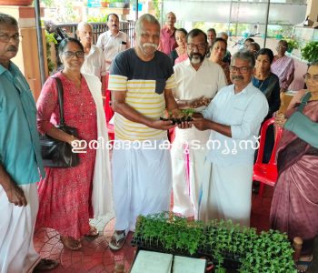 മുരിയാട് പഞ്ചായത്ത് വാര്‍ഡ് 15ല്‍ സ്‌നേഹത്തണല്‍ സീനേജ് ക്ലബിന്റെ ആഭിമുഖ്യത്തില്‍ സംഘടിപ്പിച്ച ചെണ്ടുമല്ലി തൈ വിതരണം പഞ്ചായത്തംഗം ടി.കെ. ശശി രക്ഷാധികാരി പുഷ്പാംഗദന്‍ കണ്ണോത്തിന് തൈ നല്‍കികൊണ്ട് ഉദ്ഘാടനം ചെയ്യുന്നു.