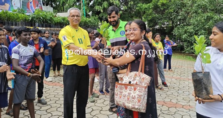 ഇരിങ്ങാലക്കുട നാഷണല്‍ ഹയര്‍സെക്കന്‍ഡറി സ്‌കൂളിലെ എസ്പിസി പദ്ധതിയുടെ പതിനേഴാം ബാച്ച് സെലക്ഷന്‍ നടപടിയുടെ ഭാഗമായി ക്രൈസ്റ്റ് കോളജ് മൈതാനത്ത് നടന്ന ഫിസിക്കല്‍ ടെസ്റ്റിന്റെ ഉദ്ഘാടനം പ്ലാവിന്‍ തൈ കൈമാറിക്കൊണ്ട് ഫാ. ജോയ് പീണിക്കപ്പറമ്പില്‍ നിര്‍വഹിക്കുന്നു.