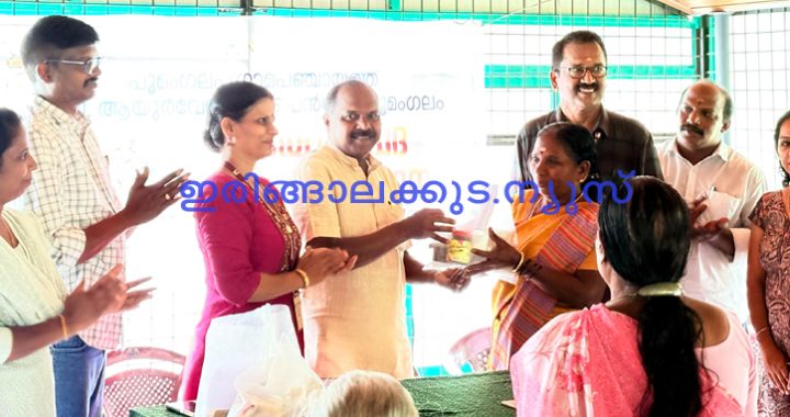 പൂമംഗലം പഞ്ചായത്തിന്റെയും ഗവ. ആയുര്‍വേദ ഡിസ്‌പെന്‍സറിയുടെയും സംയുക്താഭിമുഖ്യത്തില്‍ തൊഴിലുറപ്പ് പദ്ധതി അംഗങ്ങള്‍ക്കായി സംഘടിപ്പിച്ച മഴക്കാല രോഗപ്രതിരോധ മെഡിക്കല്‍ ക്യാമ്പ് പൂമംഗലം പഞ്ചായത്ത് പ്രസിഡന്റ് കെ.എസ്. തമ്പി ഉദ്ഘാടനം ചെയ്യുന്നു.