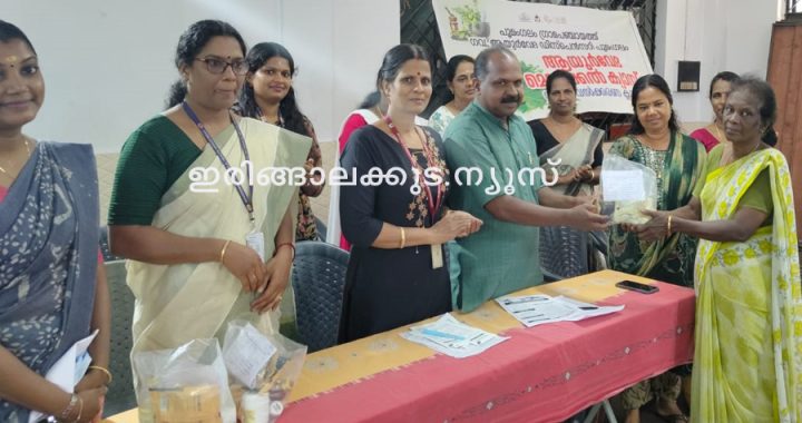 പൂമംഗലം പഞ്ചായത്തിന്റെയും പൂമംഗലം ഗവ. ആയുര്‍വേദ ഡിസ്‌പെന്‍സറിയുടെയും സംയുക്താഭിമുഖ്യത്തില്‍ വാര്‍ഡിലെ തൊഴിലുറപ്പ് പദ്ധതി അംഗങ്ങള്‍ക്കായി സംഘടിപ്പിച്ച മഴക്കാല രോഗപ്രതിരോധ മെഡിക്കല്‍ ക്യാമ്പ് പഞ്ചായത്ത് പ്രസിഡന്റ് കെ.എസ്. തമ്പി ഉദ്ഘാടനം ചെയ്യുന്നു.