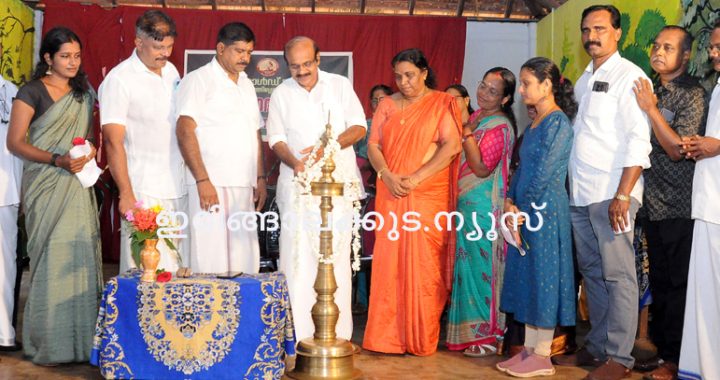 പൊറത്തിശേരി മഹാത്മാ സ്‌കൂള്‍ ഓള്‍ഡ് സ്റ്റുഡന്റ്‌സിന്റെ ആഭിമുഖ്യത്തില്‍ സംഘടിപ്പിച്ച അനുമോദന സദസും പഠനോപകരണങ്ങളുടെ വിതരണവും അഡ്വ. തോമസ് ഉണ്ണിയാടന്‍ എംഎല്‍എ ഉദ്ഘാടനം ചെയ്യുന്നു.