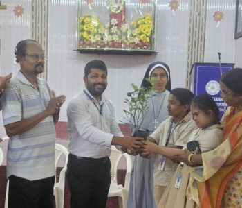 കൈസ്റ്റ് നഗര്‍ റെസിഡന്റ്‌സ് അസോസിയേഷന്‍ പ്രതീക്ഷാഭവനിലൊരുക്കിയ പരിസ്ഥിതി ദിനാചരണം കൃഷി അസിസ്റ്റന്റ് പി.എസ്. വിജയകുമാര്‍ കുട്ടികള്‍ക്ക് വൃക്ഷതൈ കൈമാറി കൊണ്ട് ഉദ്ഘാടനം ചെയ്യുന്നു.