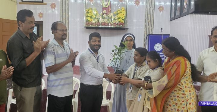 കൈസ്റ്റ് നഗര്‍ റെസിഡന്റ്‌സ് അസോസിയേഷന്‍ പ്രതീക്ഷാഭവനിലൊരുക്കിയ പരിസ്ഥിതി ദിനാചരണം കൃഷി അസിസ്റ്റന്റ് പി.എസ്. വിജയകുമാര്‍ കുട്ടികള്‍ക്ക് വൃക്ഷതൈ കൈമാറി കൊണ്ട് ഉദ്ഘാടനം ചെയ്യുന്നു.