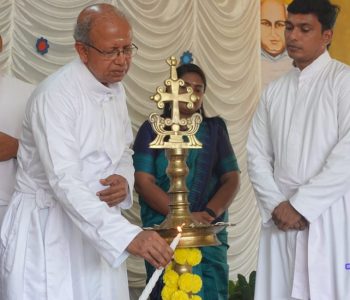 പുല്ലൂര്‍ സെന്റ് സേവിയേഴ്‌സ് സിഎംഐ സ്‌കൂളില്‍ നടന്ന പ്രവേശനോത്സവം സ്‌കൂള്‍ മാനേജര്‍ ഫാ. ജോസ് പയ്യപ്പിള്ളി സിഎംഐ ഉദ്ഘാടനം ചെയ്യുന്നു. പ്രിന്‍സിപ്പല്‍ ഫാ. അരുണ്‍ പൈനേടത്ത് സിഎംഐ, അഡ്മിനിസ്‌ട്രേറ്റര്‍ ഫാ. യേശുദാസ് കൊടകരക്കാരന്‍ സിഎംഐ തുടങ്ങിയവര്‍ സമീപം.