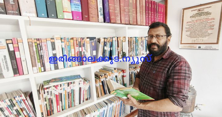 റഷീദ് കാറളം തന്റെ വീടിനോടു ചേര്‍ന്നുള്ള വീട്ടിലെ ലൈബ്രറിയില്‍.