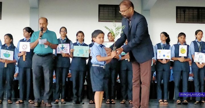 ഇരിങ്ങാലക്കുട ശാന്തിനികേതന്‍ പബ്ലിക് സ്‌കൂളില്‍ പ്രിന്‍സിപ്പല്‍ ഹരീഷ് മേനോന്‍ വിദ്യാര്‍ഥികള്‍ക്ക് വൃക്ഷതൈകള്‍ നല്‍കി കൊണ്ട് പരിസ്ഥിതി ദിനം ഉദ്ഘാടനം ചെയ്യുന്നു.
