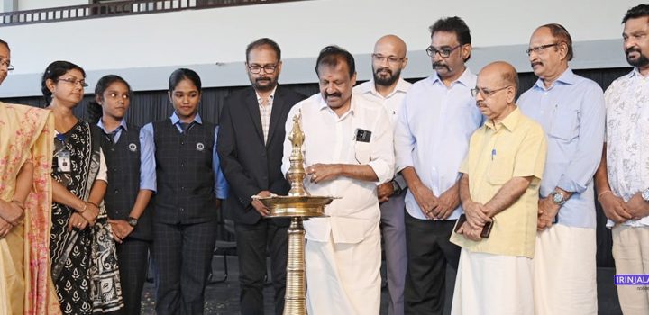 ഇരിങ്ങാലക്കുട ശാന്തിനികേതന്‍ പബ്ലിക് സ്‌കൂളിലെ പ്രവേശനോത്സവം എസ്എന്‍ഇഎസ് പ്രസിഡന്റ് സന്തോഷ് ചെറാക്കുളം ഉദ്ഘാടനം ചെയ്യുന്നു.