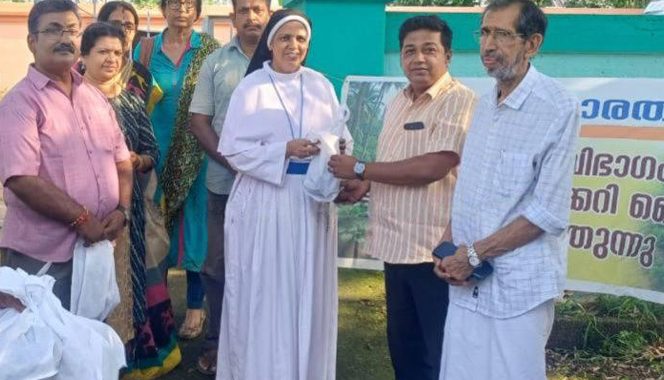 ഇരിങ്ങാലക്കുട സേവാഭാരതി സ്വാവലംബന്‍ അയാമിന്റെ നേതൃത്വത്തില്‍ സൗജന്യ പച്ചക്കറിത്തൈകളുടെ വിതരണോദ്ഘാടനം കൗണ്‍സിലര്‍ ജോസഫ് ചാക്കോ സിസ്റ്റര്‍ റോസിലിന് നല്‍കി നിര്‍വഹിച്ചപ്പോള്‍.