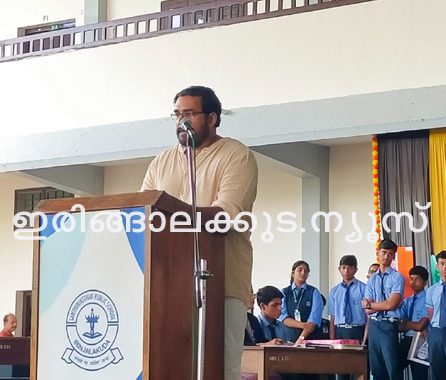 ഇരിങ്ങാലക്കുട ശാന്തിനികേതന്‍ പബ്ലിക് സ്‌കൂളില്‍ സംഘടിപ്പിച്ച വായനാദിനം പ്രശസ്ത കവി അരുണ്‍ ഗാന്ധിഗ്രാം ഉദ്ഘാടനം ചെയ്യുന്നു.