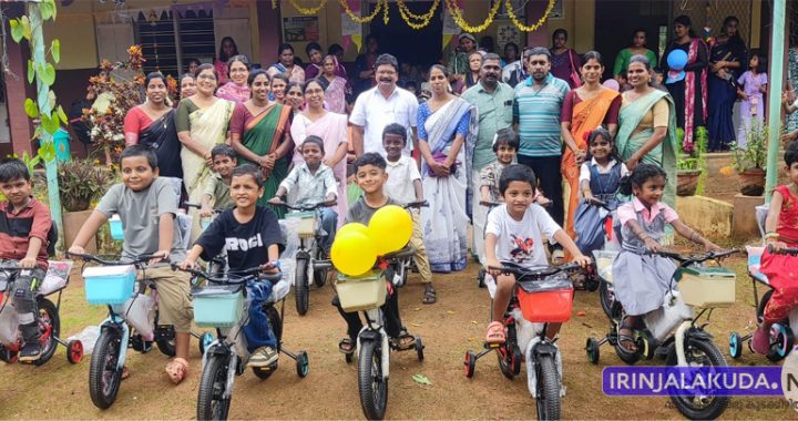 ഫോട്ടോ ക്യാപ്ഷന്‍ () ഇരിങ്ങാലക്കുട എസ്എന്‍എച്ച്എസ്എസ് സ്‌കൂളില്‍ നടന്ന പ്രവേശനോത്സവം.