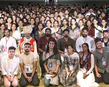 യുവജന വര്‍ഷാചരണത്തിന്റെ ഭാഗമായി ഇരിങ്ങാലക്കുട രൂപതയിലെ യുവജനങ്ങള്‍ക്കായി സംഘടിപ്പിച്ച സ്‌പെരന്‍സ 3.0 മ്യൂസിക്കല്‍ റിട്രീറ്റില്‍ പങ്കെടുത്തവര്‍ ബിഷപ് മാര്‍ പോളി കണ്ണൂക്കാടനൊപ്പം.