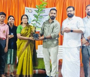 തുമ്പൂര്‍ ഹരിശ്രീ വിദ്യാനികേതന്‍ പബ്ലിക് സ്‌കൂളില്‍ ലോക പരിസ്ഥിതി ദിനാഘോഷത്തിന്റെ ഉദ്ഘാടനം ഇരിങ്ങാലക്കുട ലയണ്‍സ് ടൗണ്‍ ക്ലബ് പ്രസിഡന്റ് സോണി സേവിയര്‍ പ്രധാനാധ്യാപിക പ്രിയ രാംദാസിന് വൃക്ഷത്തൈ നല്‍കി നിര്‍വഹിക്കുന്നു.