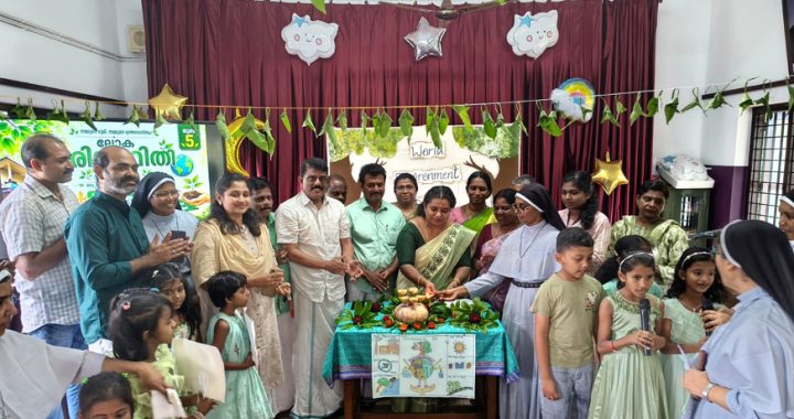 തുറവന്‍കാട് ഊക്കന്‍ മെമ്മോറിയല്‍ സ്‌കൂള്‍ പരിസ്ഥിതി ദിനാചരണം പഞ്ചായത്ത് പ്രസിഡന്റ് സരള വിക്രമന്‍ ഉദ്ഘാടനം ചെയ്യുന്നു.