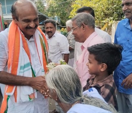 നിയമസഭാ തെരഞ്ഞെടുപ്പില്‍ മികച്ച വിജയം നല്‍കിയതിന് തോമസ് ഉണ്ണിയാടന്‍ എംഎല്‍എ പുല്ലൂര്‍ ഊരകം പരിസരത്ത് വോട്ടര്‍മാരെ കണ്ട് നന്ദി പറയുന്നു.