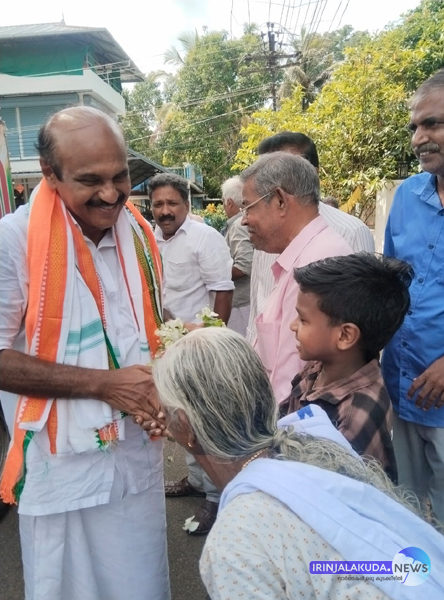 നിയമസഭാ തെരഞ്ഞെടുപ്പില്‍ മികച്ച വിജയം നല്‍കിയതിന് തോമസ് ഉണ്ണിയാടന്‍ എംഎല്‍എ പുല്ലൂര്‍ ഊരകം പരിസരത്ത് വോട്ടര്‍മാരെ കണ്ട് നന്ദി പറയുന്നു.
