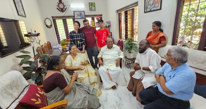 മുതിര്‍ന്ന മാധ്യമ പ്രവര്‍ത്തകനും എസ്എന്‍ഡിപി നേതാവുമായ വി.ആര്‍. സുകുമാരന്റെ ഭവനത്തില്‍ എത്തിയ വെള്ളാപ്പള്ളി നടേശന്‍ കുടുംബാംഗങ്ങളുമായി വിശേഷങ്ങള്‍ പങ്കുവയ്ക്കുന്നു.