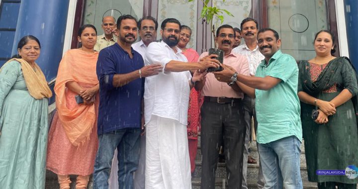 ലോക പരിസ്ഥിതി ദിനത്തോടനുബന്ധിച്ച് കേരള വ്യാപാരി വ്യവസായി ഏകോപന സമിതിയുടെ ആഭിമുഖ്യത്തില്‍ ഇരിങ്ങാലക്കുട വ്യാപാരഭവനില്‍ വൃക്ഷതൈകള്‍ വിതരണം ചെയ്യുന്നു.