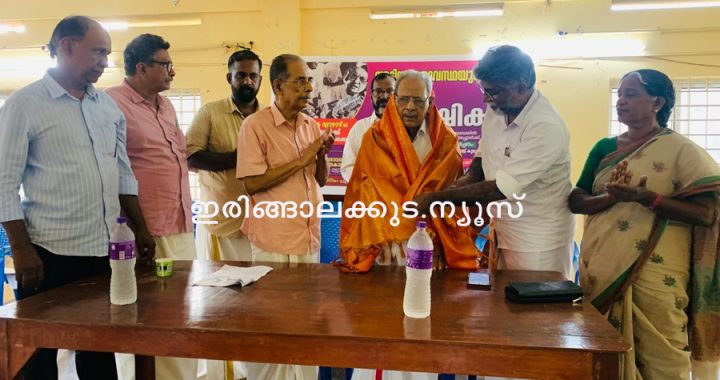 പുരോഗമന കലാ സാഹിത്യ സംഘം ഇരിങ്ങാലക്കുട മേഖലാ കമ്മിറ്റിയുടെ ആഭിമുഖ്യത്തില്‍ അടിയന്തിരാവസ്ഥയുടെ 51 ാം വാര്‍ഷിക പ്രതിഷേധ ദിനാചരണത്തില്‍ അടിയന്തിരാവസ്ഥയില്‍ തുറുങ്കിലടക്കപ്പെട്ട നേതാക്കളെ സിപിഎം ഏരിയ സെക്രട്ടറി വി.എ. മനോജ് കുമാര്‍ പൊന്നാടയണിയിച്ച് ആദരിക്കുന്നു.